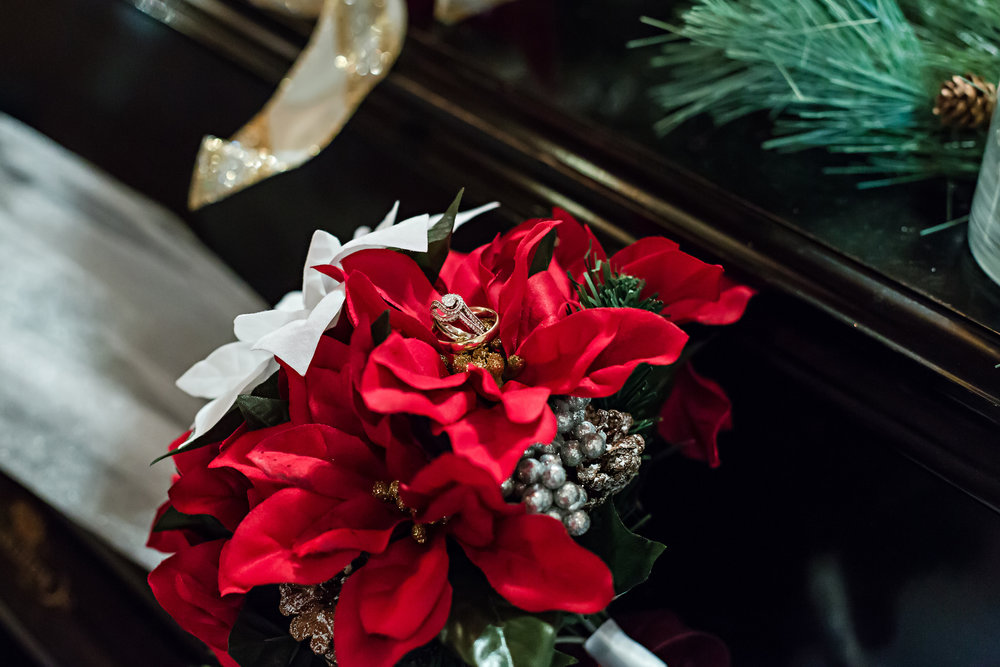 SSP Winter Wedding|details| bridal bouquet and rings| Christmas wedding