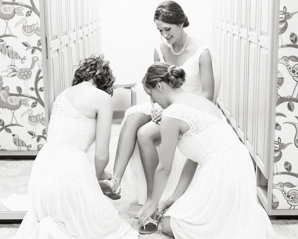 SSP fall wedding| bride and bridesmaids| getting ready