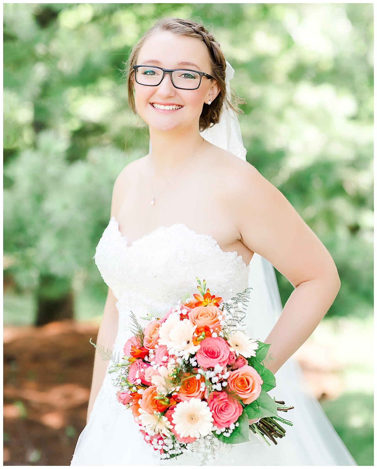 bride | bouquet of peach coral flowers with baby's breath