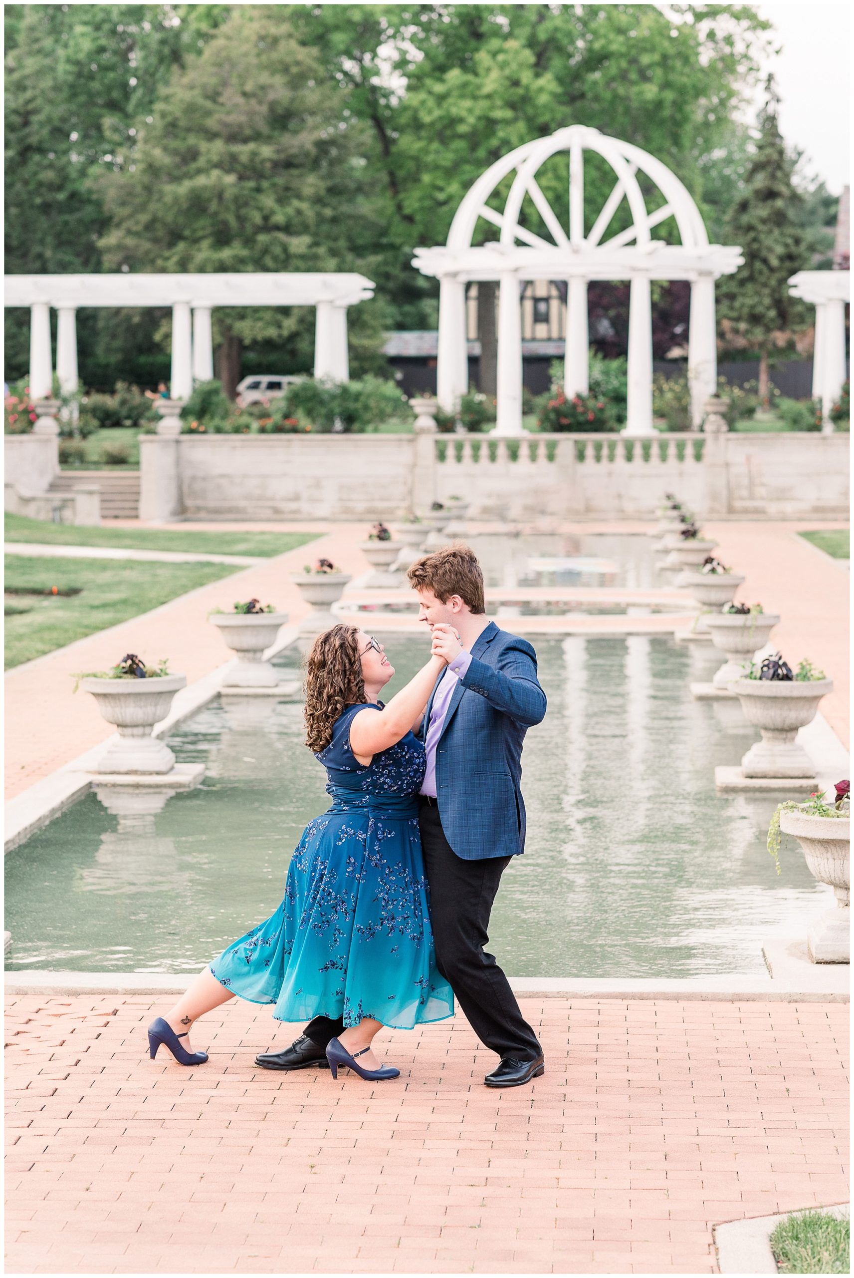 Lakeside Garden summer engagement session photos by Simply Seeking Photography